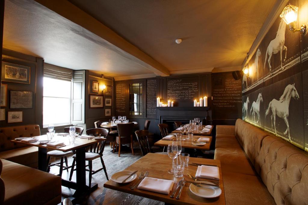 Hotel The Kings Arms Didmarton Esterno foto